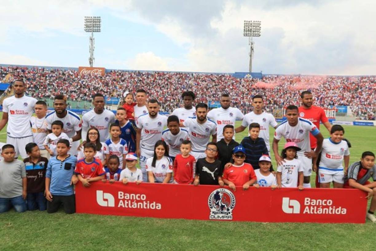 El once titular del Olimpia posando previo al partido contra la UPN.