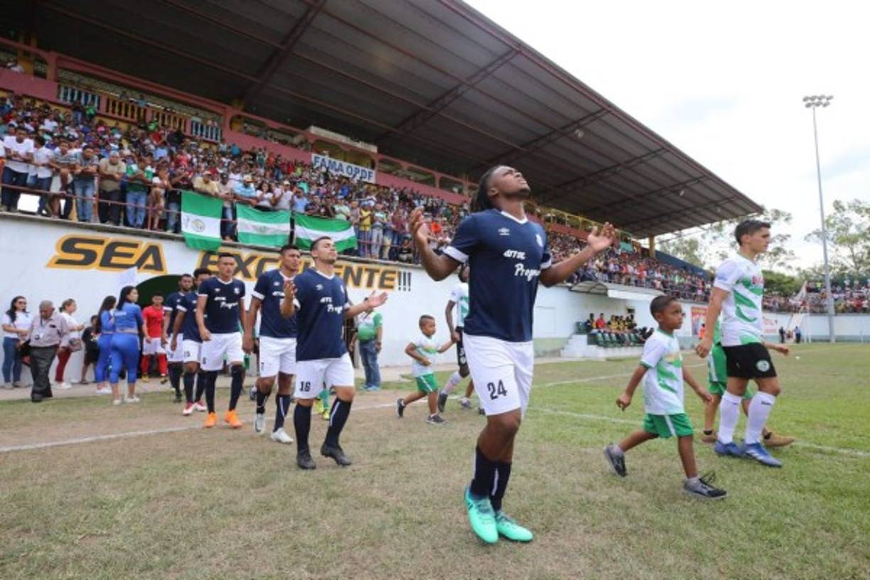 La salida de los equipos titulares de Juticalpa FC y Honduras Progreso a la cancha del estadio Juan Ramón Brevé Vargas.