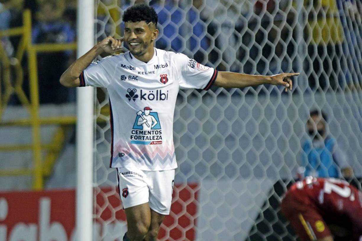 Johan Venegas celebrando el primer gol del Alajuelense contra el Real España.