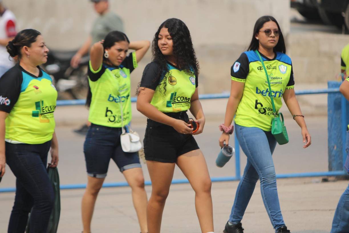 Las bellas aficionadas se hicieron presentes en Juticalpa para disfrutar del duelo entre el Olancho FC y Real España.