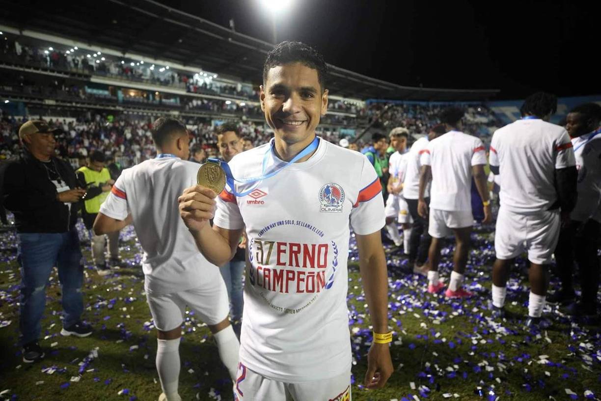 Carlos Pineda mostrando su medalla de campeón.