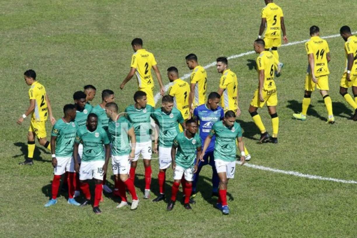 Los equipos titulares de Marathón y Real España en el centro del campo antes del inicio del partido.