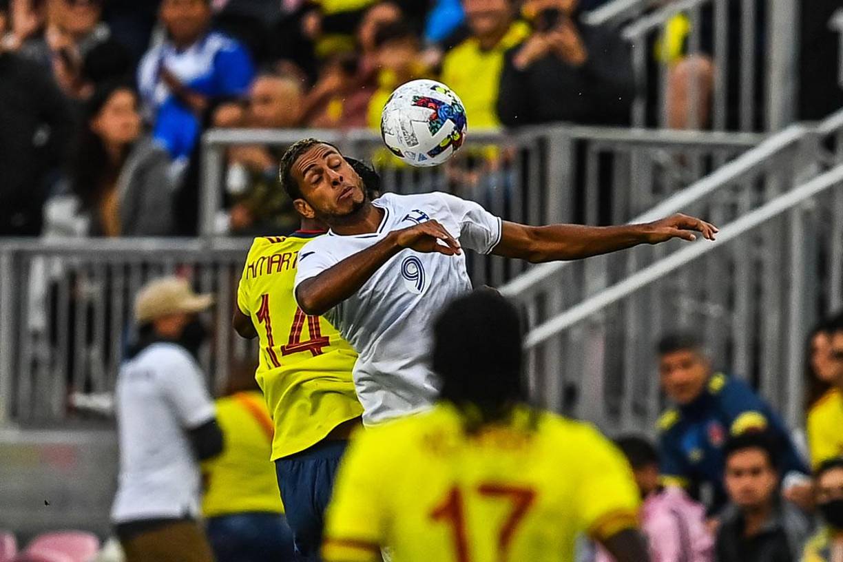 Eddie Hernández saltando por el balón en un lance del partido.