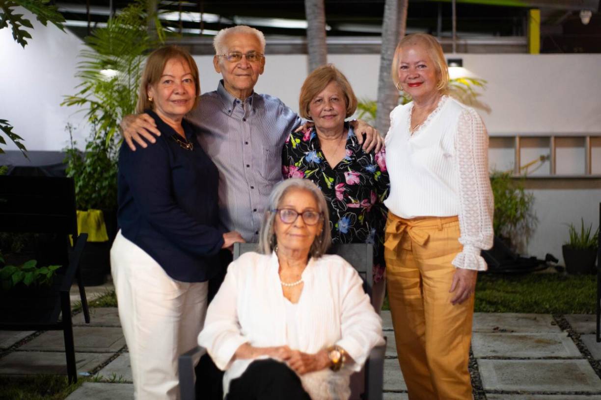 Lucy de Nasser, Santiago Morales, Sandra Morales, Mery Morales y Dora de Pleitez.