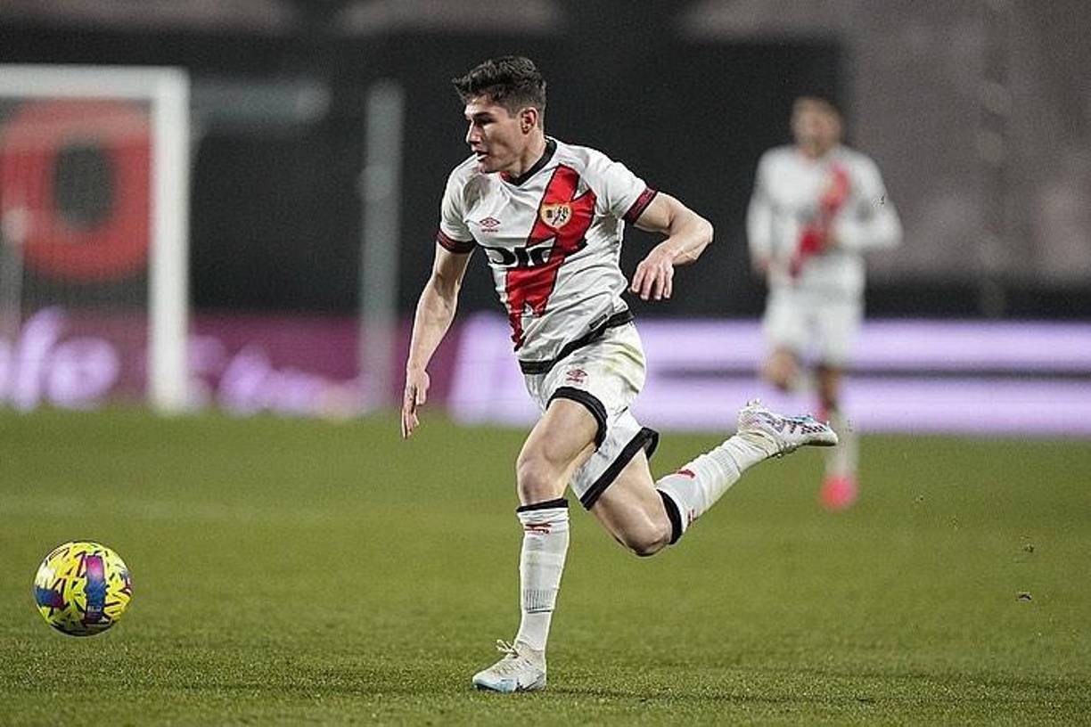 Francisco José García Torres, más conocido como Fran García, es un lateral izquierdo que brilla en el Rayo Vallecano y jugará en la próxima campaña en el Real Madrid. 