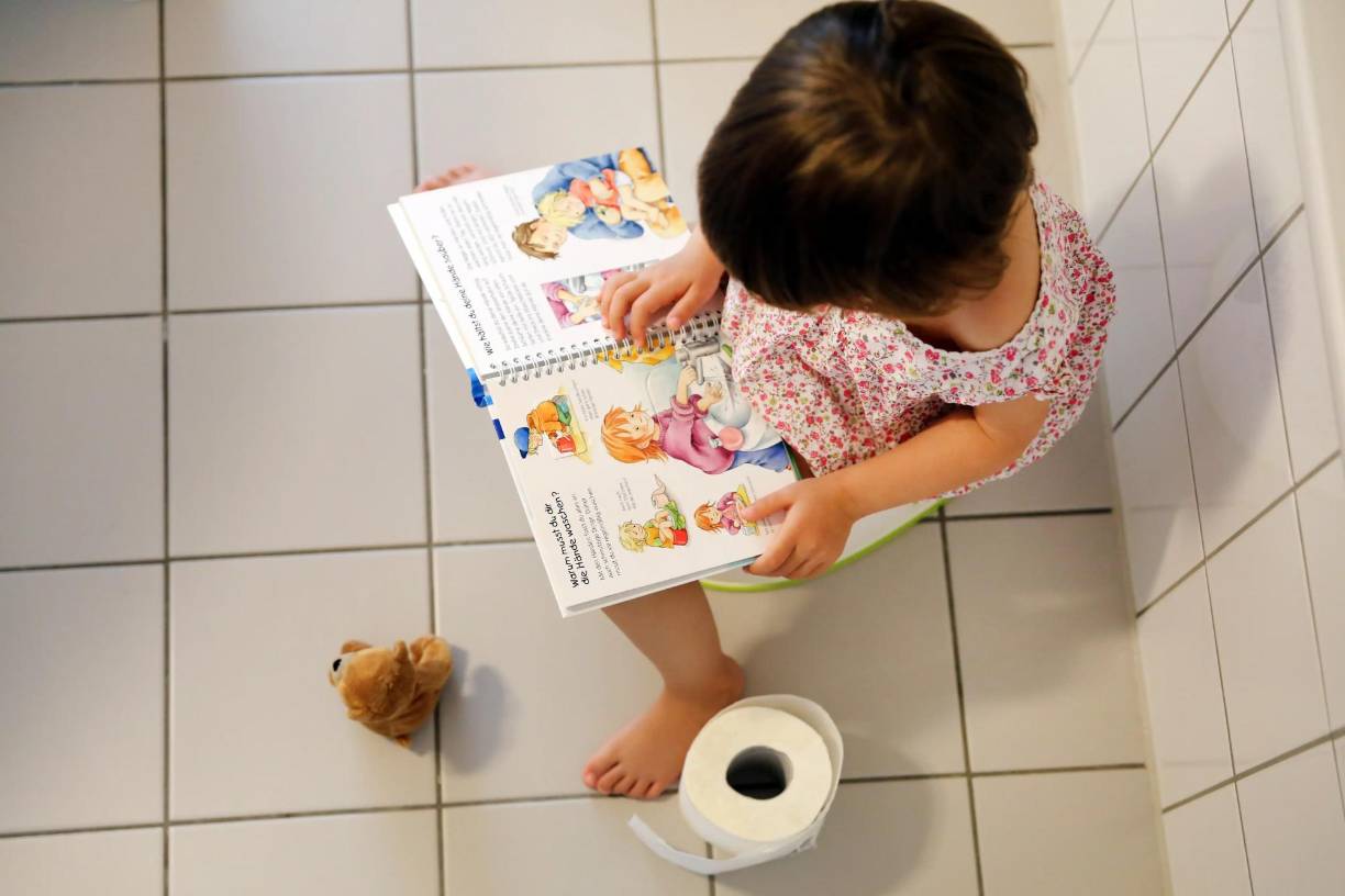 Un cambio en la rutina: Cualquier cambio en su rutina, como un viaje, el estrés, el tiempo o comenzar la escuela fuera de casa, puede conducir al estreñimiento.
