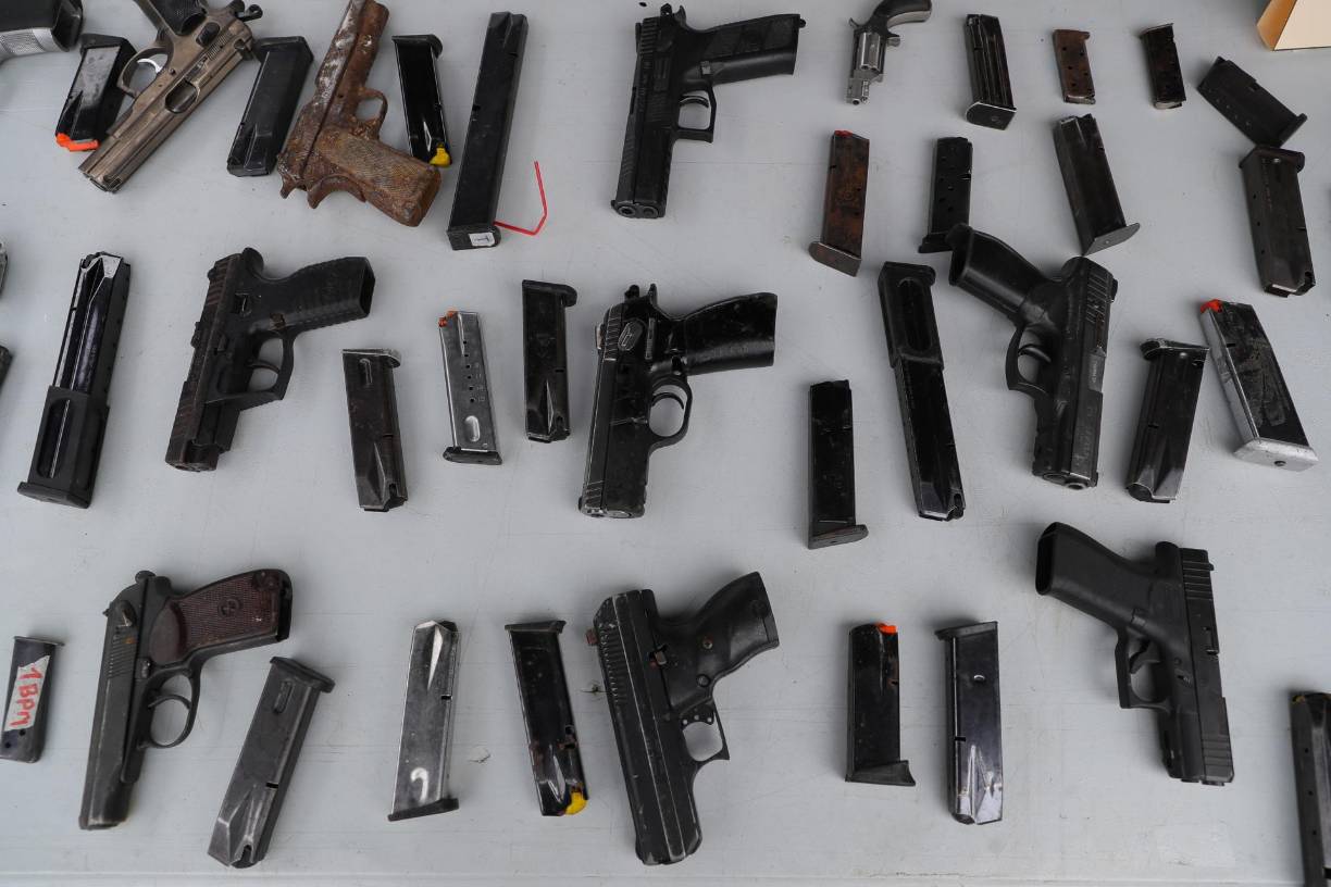 Todo el arsenal será destruido con una máquina trituradora. 