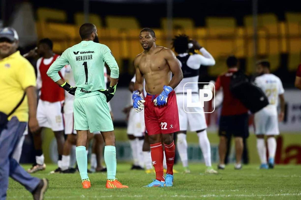 ‘Buba‘ López dialogando con Edrick Menjívar al final del Clásico. Los dos son compañeros en la Selección de Honduras.