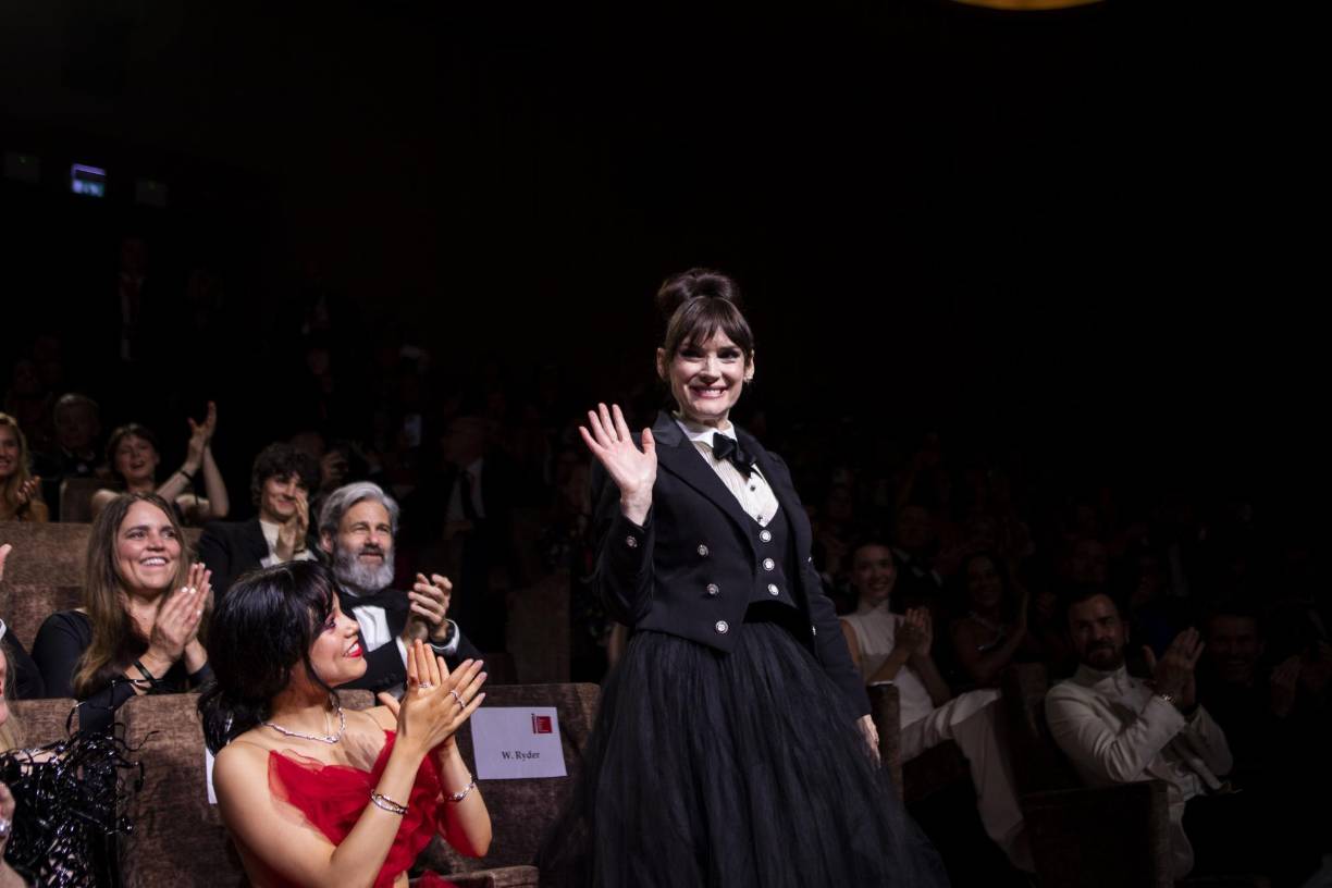 Por la Mostra también pasó Winona Ryder, que en el clásico de 1988 interpretaba a la hija y ahora le toca ser la madre. Para la ocasión, la actriz eligió un vestido de aire “gótico”: falda larga en gasa, chaqueta estilo frac, camisa blanca y corbatín negro. 