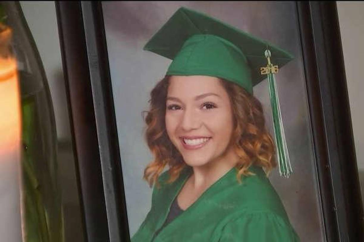 “Veo la bolsa de mi hija y yo que empujo la puerta”, cuenta su madre, triste y angustiada. “Ahí estaba. Estaba muerta”, recordó. Su madre, abatida y desconsolada, señala que Mirelle tenía, al menos, 12 horas de haber fallecido. Algunos vecinos reportaron haber oído sus gritos pidiendo ayuda pero, aunque la policía llegó hasta el lugar, no entraron al apartamento. 