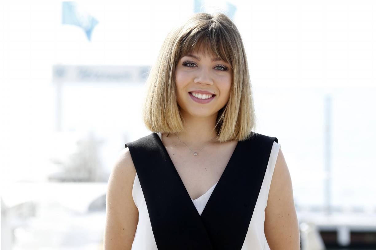 “No sabía cómo encontrar mi identidad sin mi mamá. Y no voy a mentir. Fue muy difícil llegar aquí. Pero ahora, estoy en un lugar en mi vida que nunca hubiera pensado que fuera posible. Y finalmente me siento libre”.