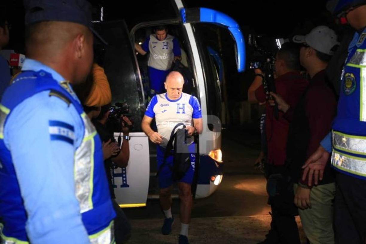 La selección de Honduras tuvo un retraso para llegar al estadio Rubén Deras ya que en el trayecto rumbo al recinto deportivo hubo un accidente de tránsito. Los aficionados tuvieron que esperar algunos minutos para ver a la Bicolor.