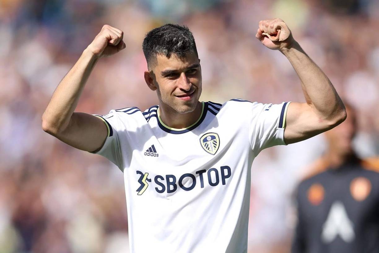 Marc Roca jugará cedido la temporada que viene en el Betis. El futbolista español llegó este domingo a Sevilla para terminar de cerrar todos los detalles, firmar el nuevo contrato y pasar el reconocimiento médico. El acuerdo no incluye opción de compra, pero sí incluye un posible año más de cesión si el Leeds United no asciende a la Premier League en la próxima campaña. 