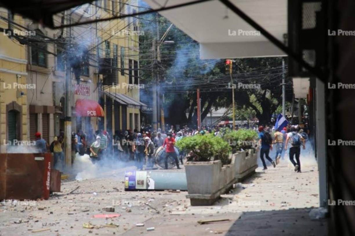 Las protestas han continuado pese a que el Gobierno ha asegurado que estos decretos, aprobados el jueves 25 de abril por el Congreso Nacional, no buscan facilitar despidos masivos sino mejorar la calidad de atención.<br/>