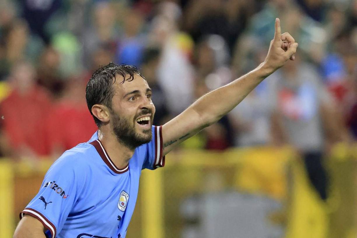 Otro bombazo. El futbolista portugués Bernardo Silva vuelve a estar entre las opciones del Barcelona. Según L’Équipe, el Manchester City ha ofrecido al jugador por un valor de 80 millones, pero su llegada al conjunto culé estaría condiciona por la salida de Frenkie de Jong.