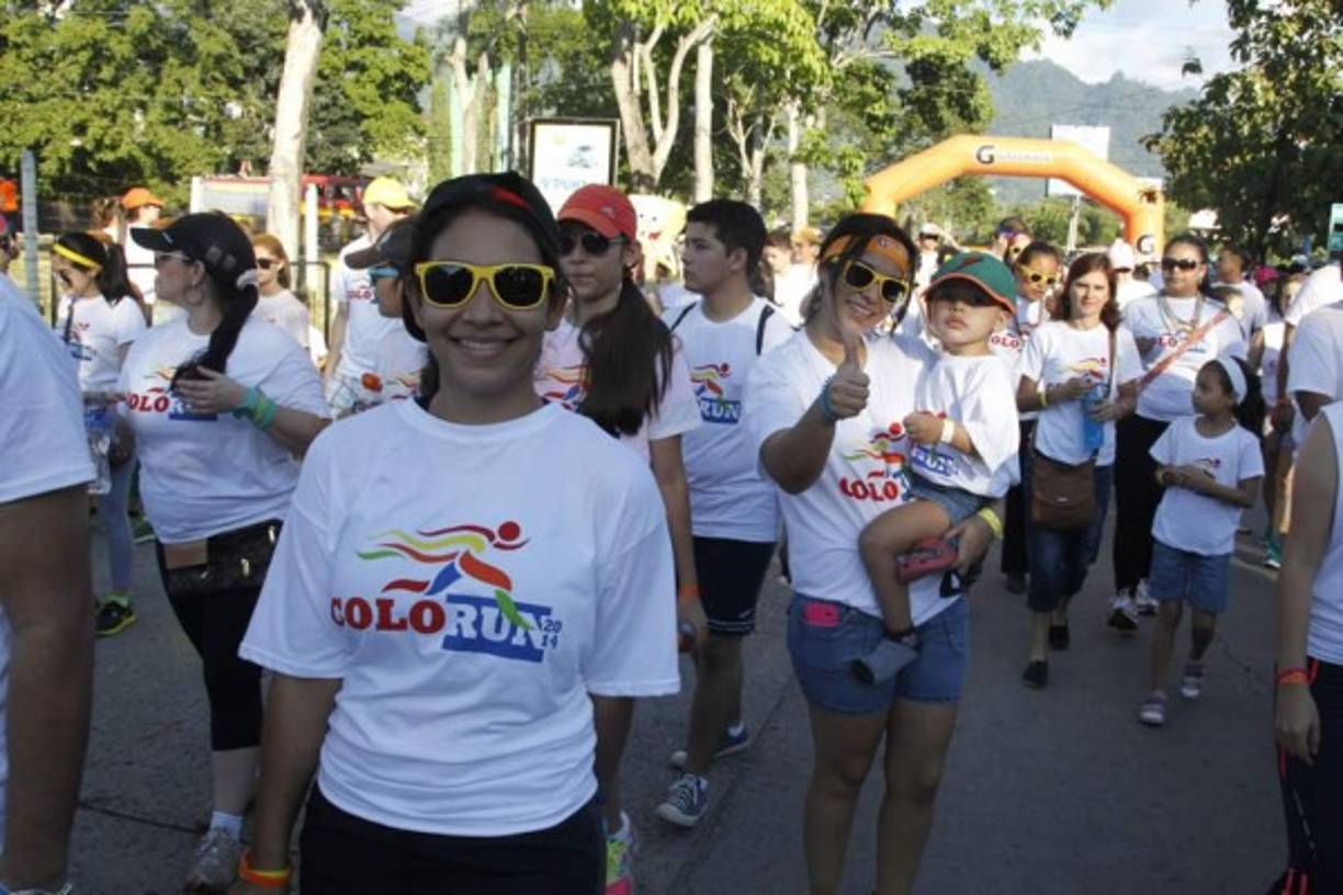 La carrera de los cinco kilómetros comenzó desde las 7:30 am. Grandes cantidades de personas, niños y adultos recorren las calles para llegar a la meta con un solo objetivo, ayudar a quienes más los necesitan.