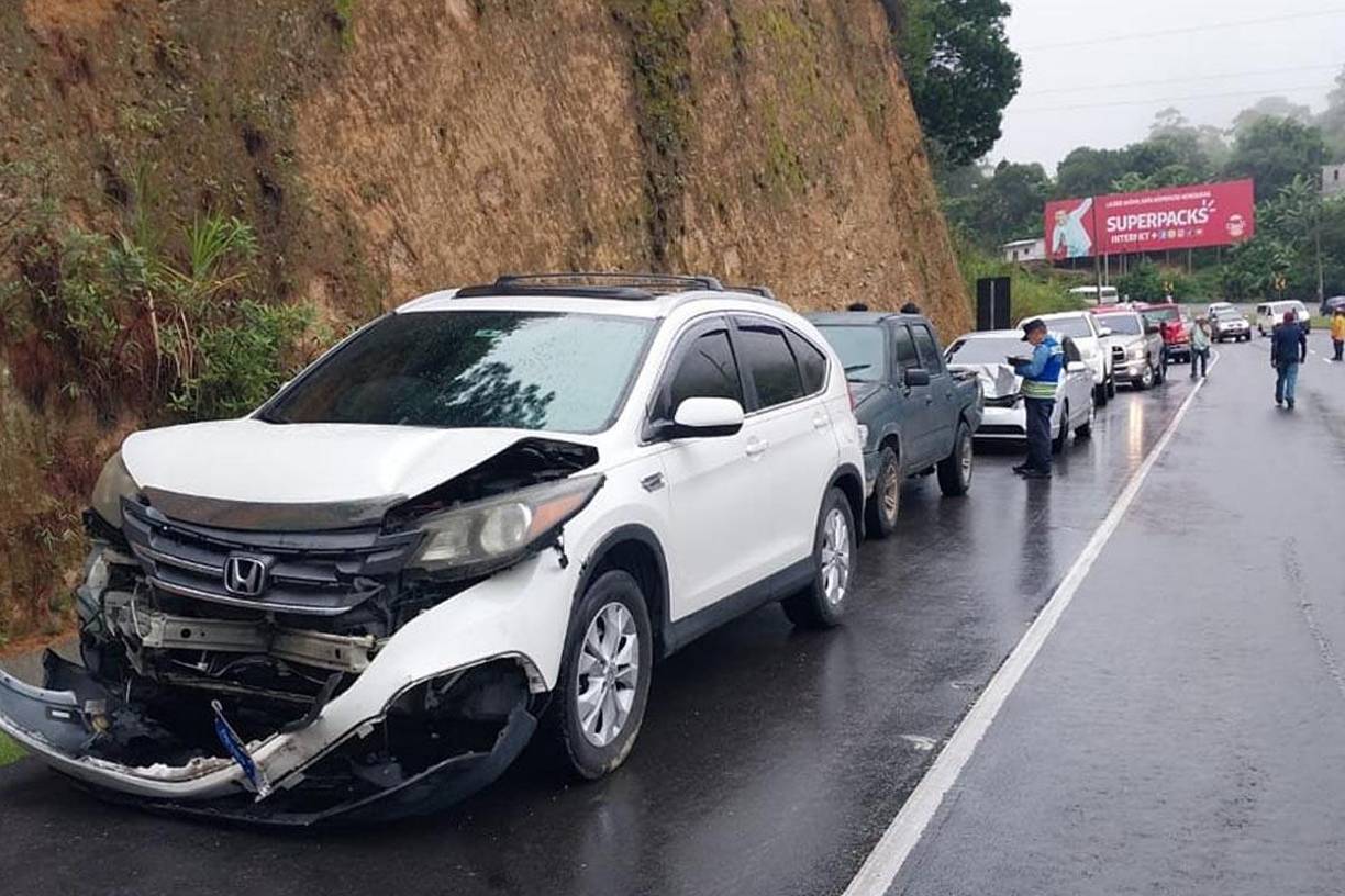 Un fila de vehículos que chocaron uno tras otro.
