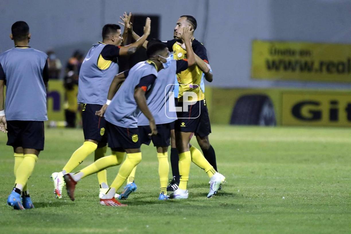 Los jugadores suplentes del Real España festejan el gol de Júnior Lacayo.