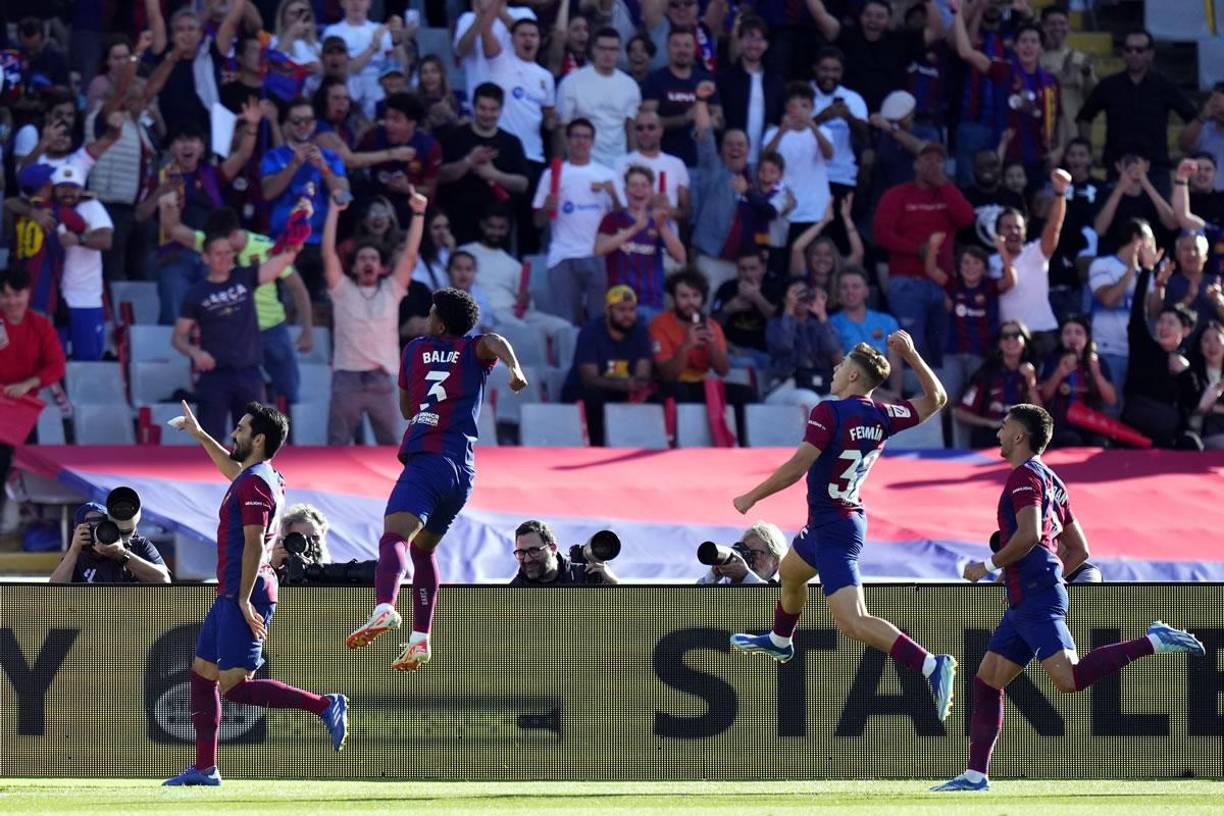 Los jugadores del Barcelona celebrando el gol del mediocampista alemán İlkay Gündogan contra el Real Madrid.