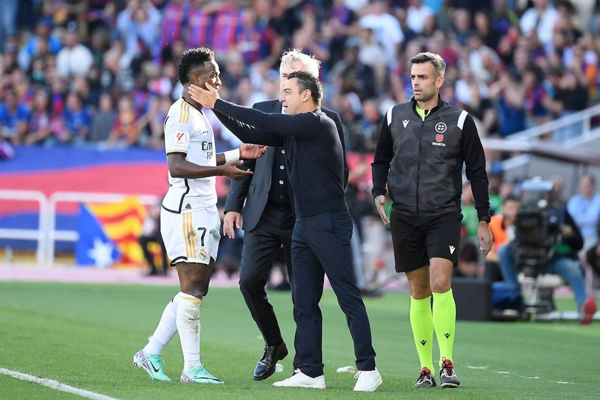 Xavi Hernández agarró de la cara a Vinicius y le dio un par de palmadas en las mejillas.