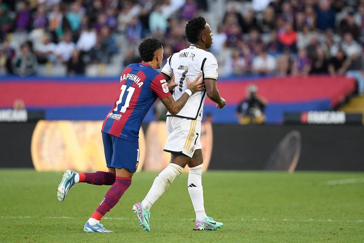 En el tiempo de descuento, Vinicius fue sustituido y así lo empujaba su compatriota Raphinha para que saliera rápido del campo.