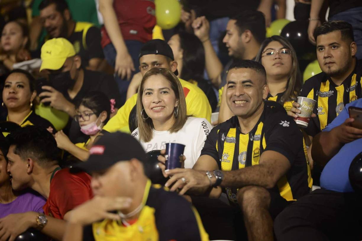 Ambientazo y lindas chicas en el Morazán con el Real España-Alajuelense por Liga Concacaf