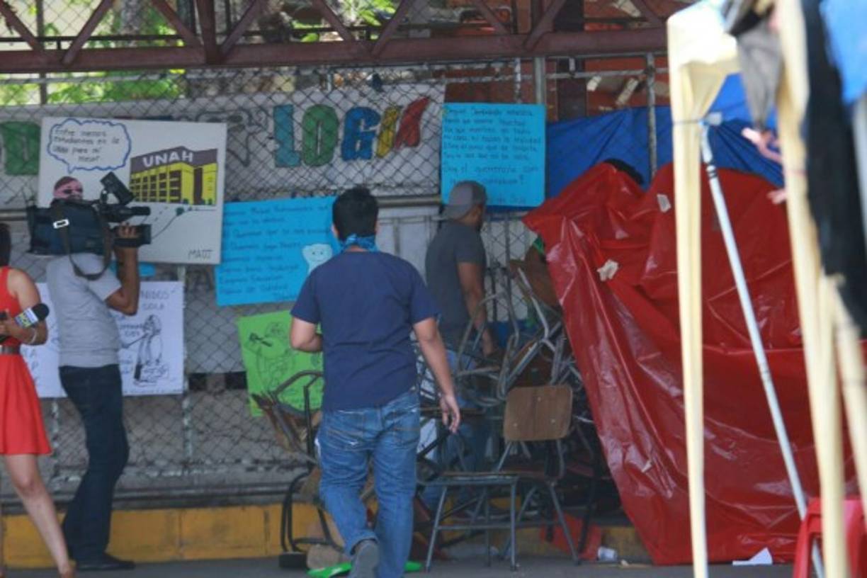 Los protestantes creían que la Policía los desalojaría, pero aún no había orden de hacerlo.
