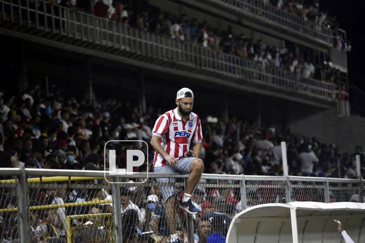 Algunos aficionados intentaron huir de la ‘zona de guerra‘ para salvaguardarse de los disturbios.