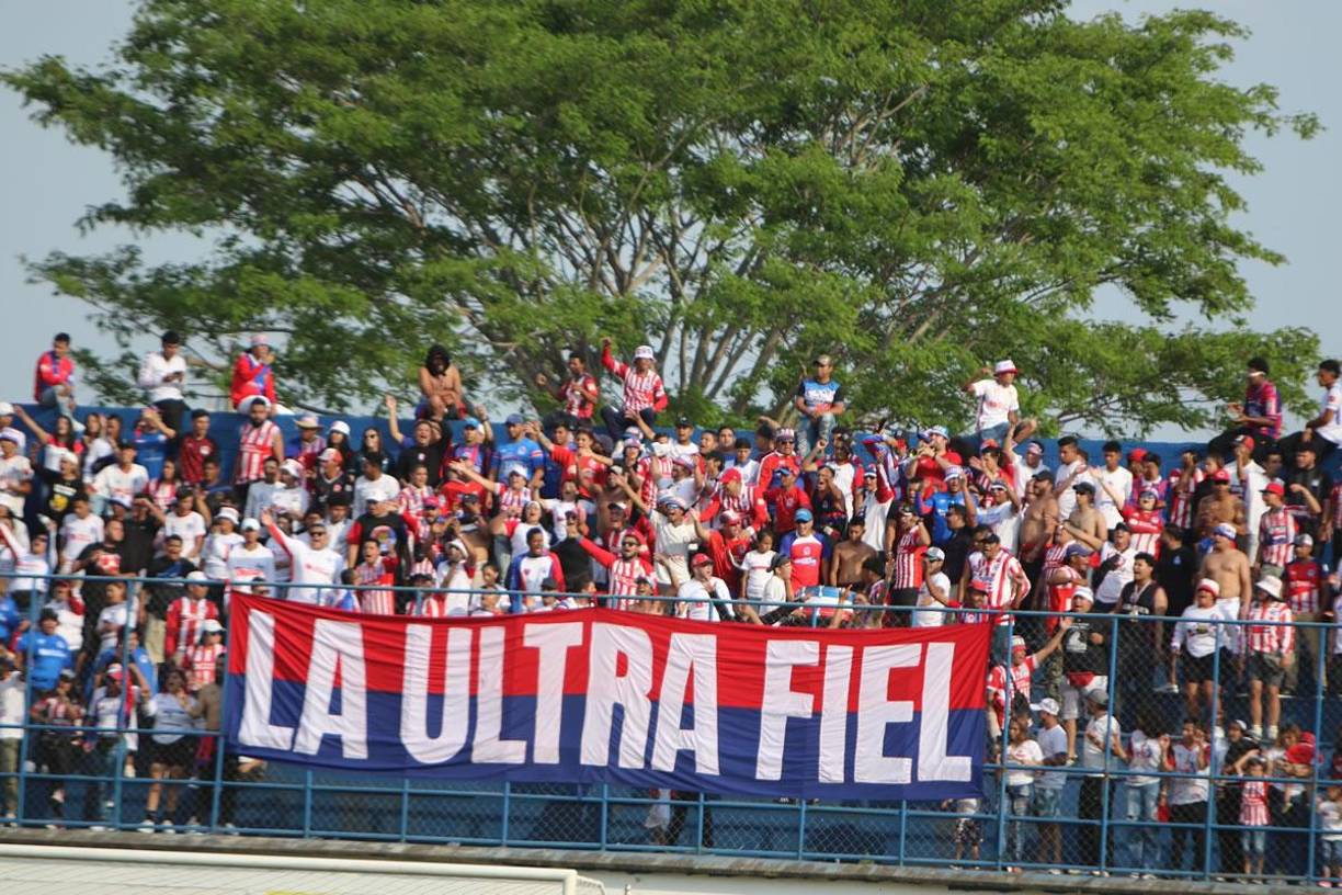 La Ultra Fiel se hizo presente en el estadio Juan Ramón Brevé Vargas para alentar al Olimpia que perdió el invicto en la Liga Nacional.