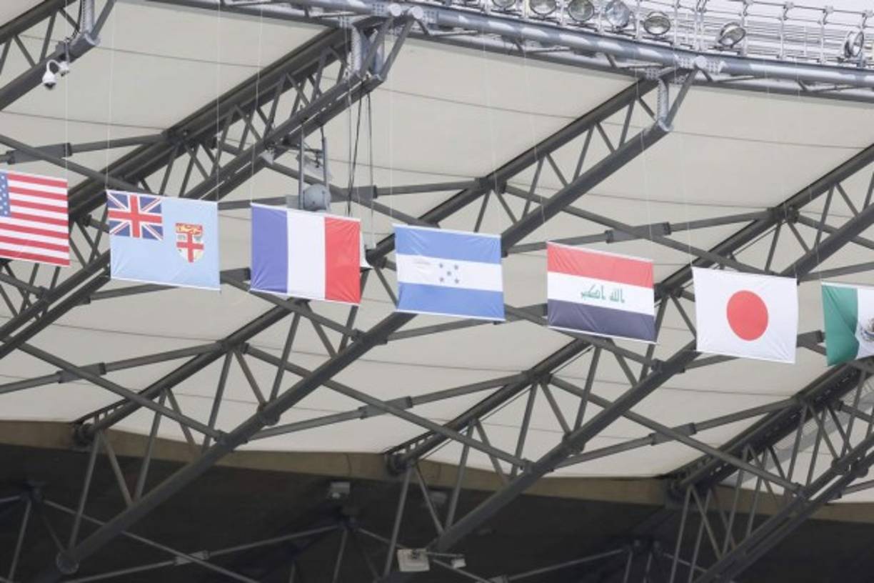 La bandera de Honduras flamea en el estadio Mineirão.