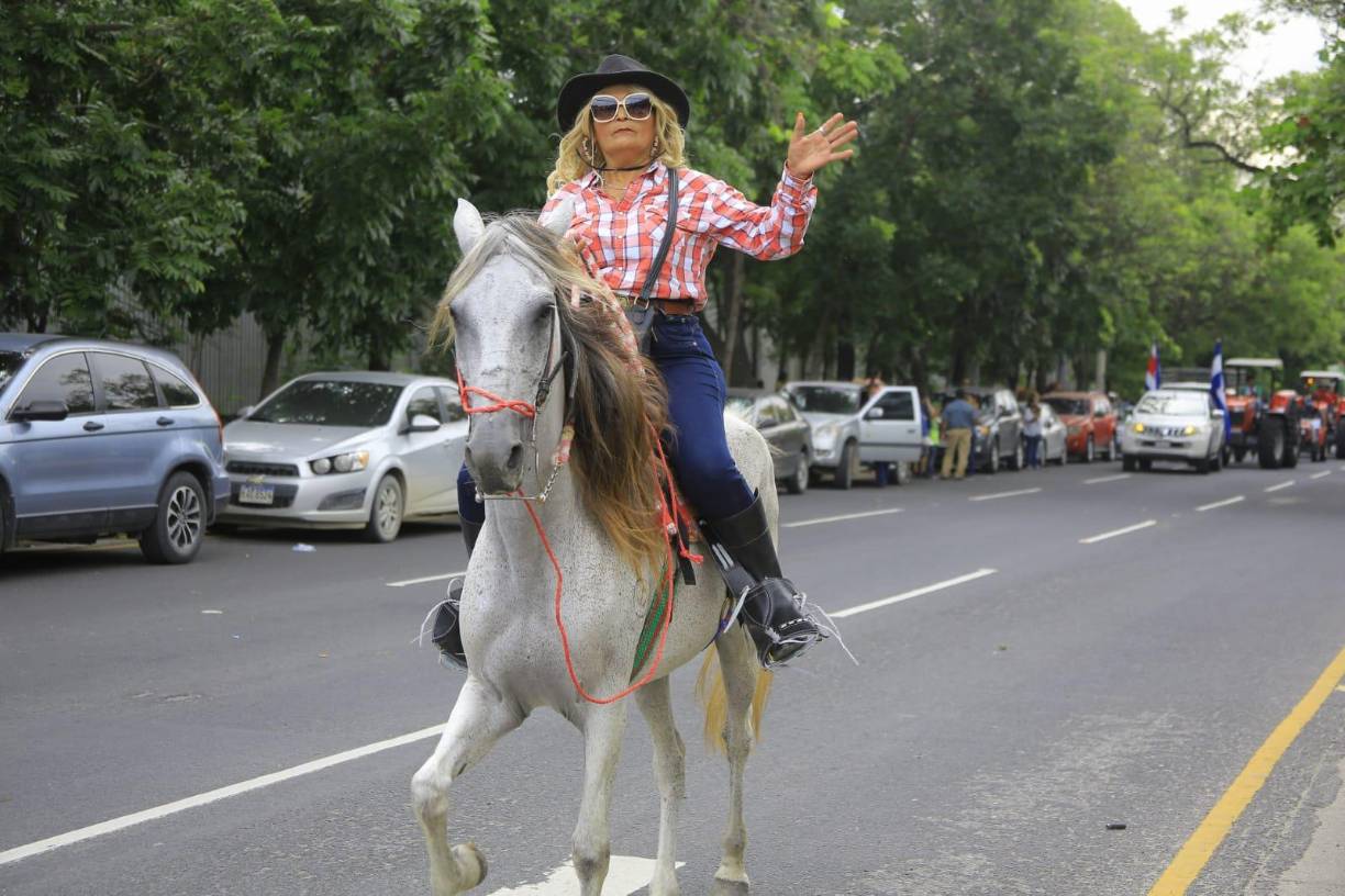 El desfile comenzó pasadas las 12:00 del mediodía.
