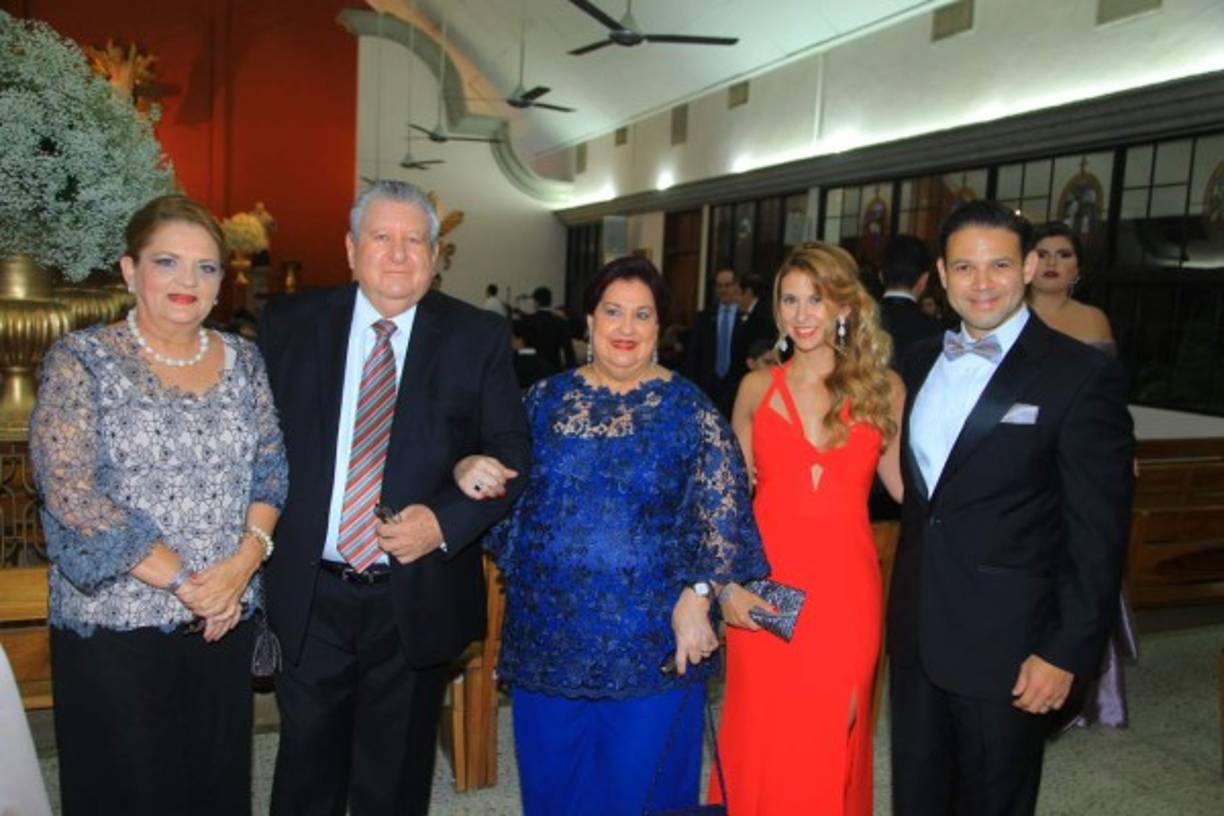 Kalene Pineda con Marco y Rosario Crespo.