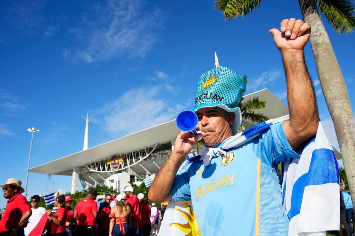 Los aficionados uruguayos llegaron desde tempranas horas al Hard Rock Stadium de Miami.