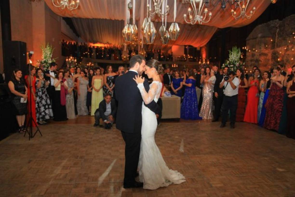 Los novios bailando.