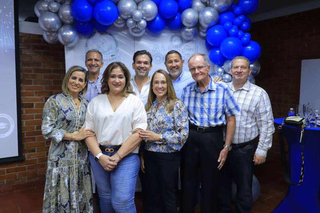 Ex alumnos de la Clase de 1988: George Faraj, Alberto Downing, José Eduardo Tinoco, Mario Handal, Erika Meermann, Isabel Sabillón y Diana Ramirez en compañía del señor Gregory Werner.