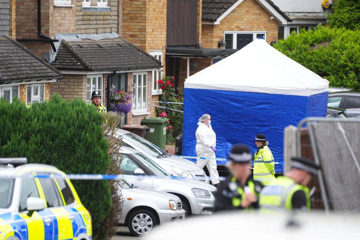 Según un comunicado emitido por la Policía de Hertfordshire, ayer los agentes respondieron a un incidente en una casa ubicada en Bushey, dentro de ese condado, alrededor de las 19:00 horas locales, donde descubrieron a tres mujeres gravemente heridas que lamentablemente fallecieron más tarde.