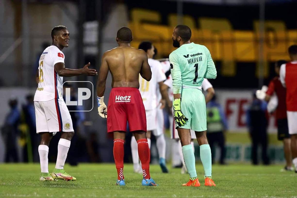 ‘Buba‘ López también saludó a Brayan Beckeles al final del partido.