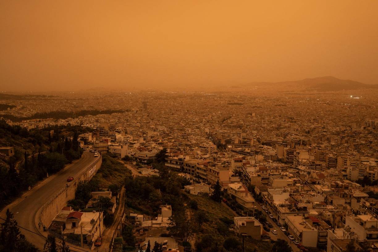 Los cielos sobre el sur de Grecia, incluida la capital Atenas, se han teñido de naranja debido a nubes de polvo del desierto del Sáhara, en uno de los peores episodios de este tipo desde 2018.