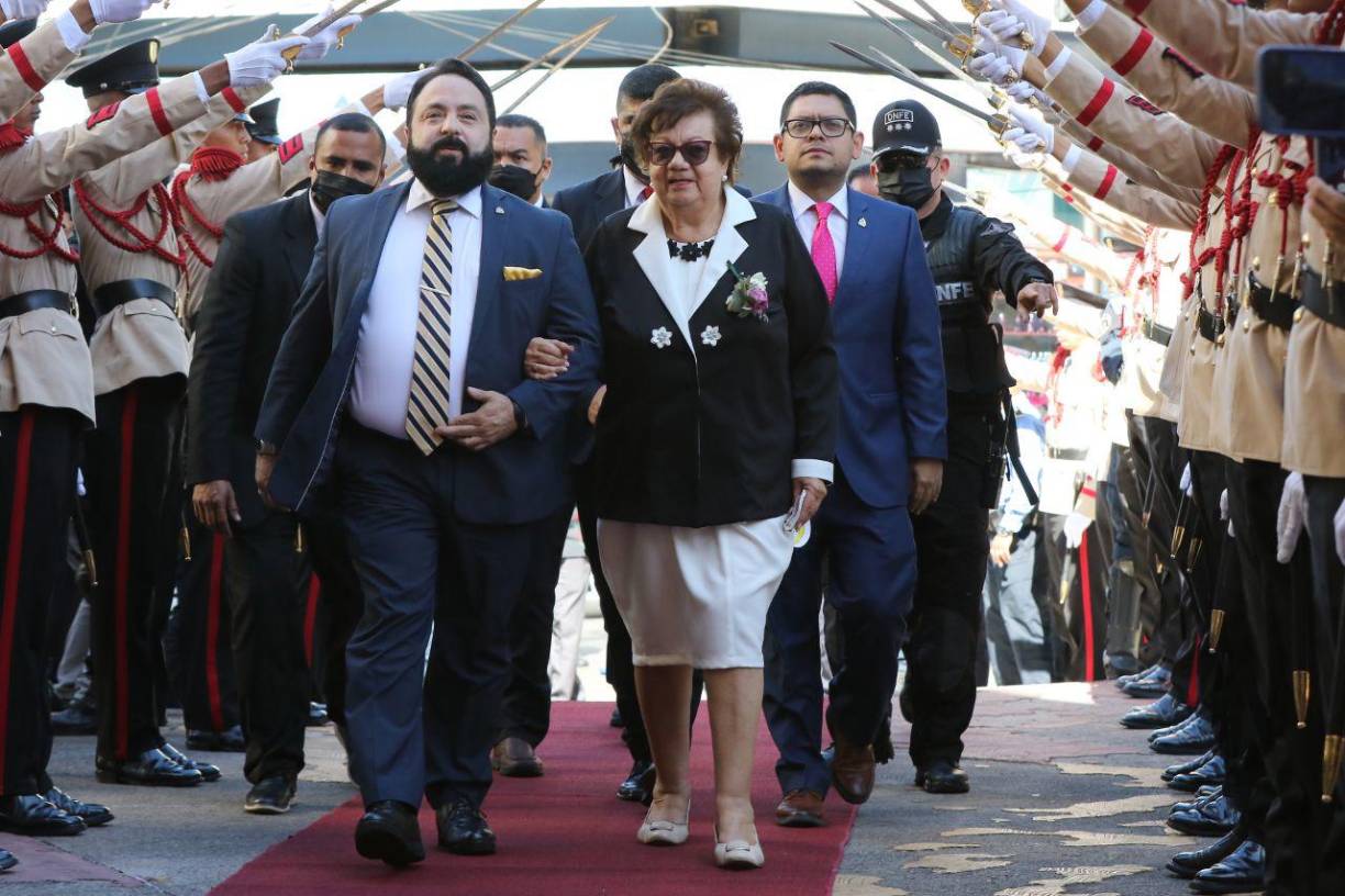 Esta mañana se abrió la segunda legislatura del Congreso Nacional de Honduras (2022-2026) con la presencia de diplomáticos, funcionarios del Gobierno Central y miembros de las bancadas del Poder Legislativo, en la víspera de la elección de la nueva Corte Suprema de Justicia. 