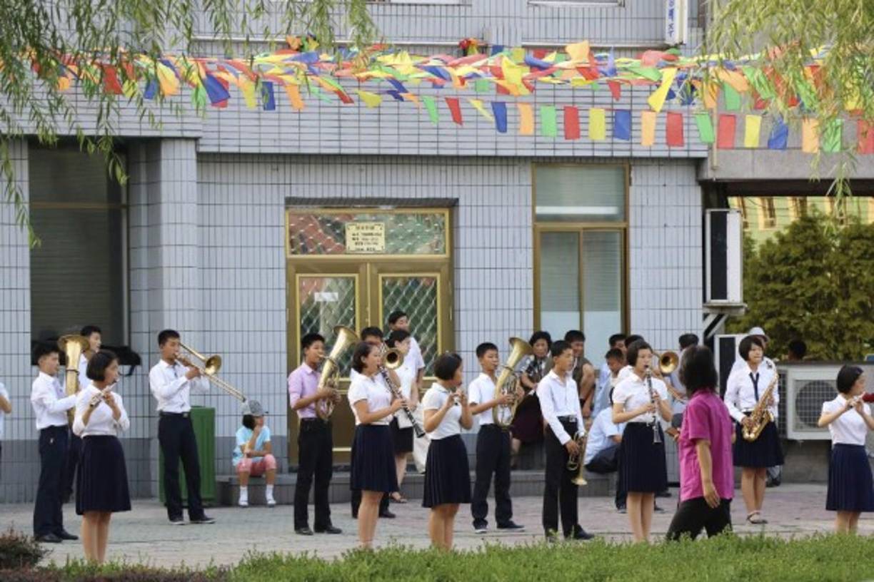 Una banda de música formada por estudiantes toca en las calles de Pyongyang.