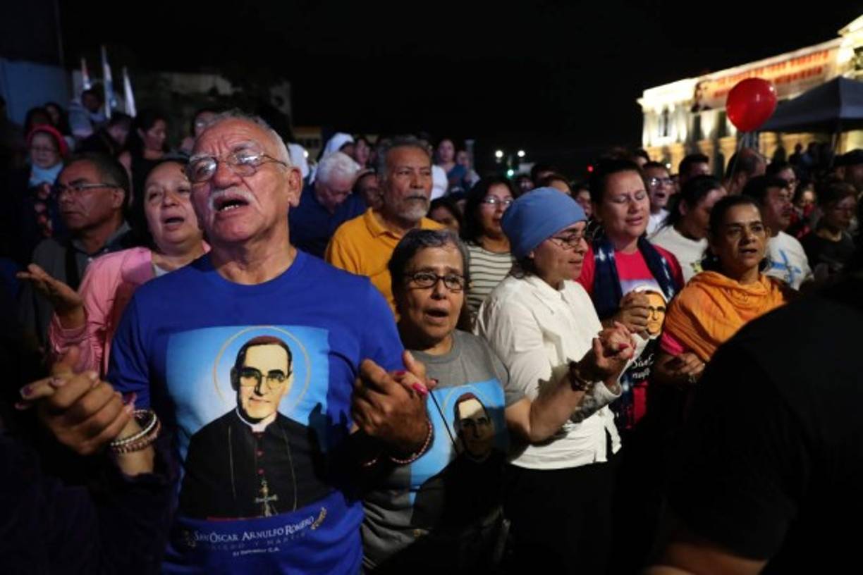 Los salvadoreños, que desde el asesinato de Romero el 24 de marzo de 1980 a manos de un francotirador lo declararon santo, tuvieron que esperar más de 38 años para que el Vaticano oficializara su anhelo tras un proceso complicado por las voces contrarias al arzobispo, venidas incluso desde dentro de la Iglesia.