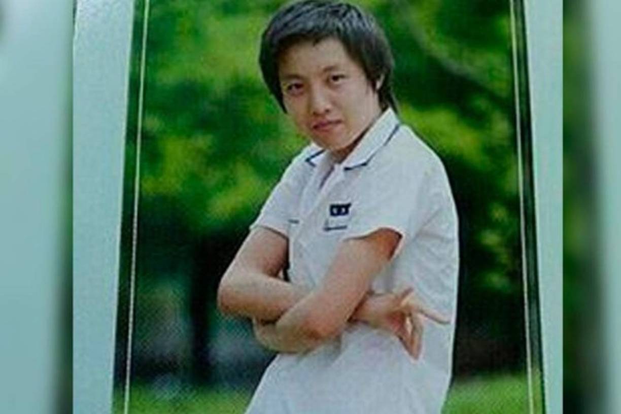 J-Hope (Joen hoseok)<br/>Con tan solo 24 años es bailarín, coreógrafo, rapero, cantante y compositor. Gracias a todos sus talentos logró convertirse en uno de los seleccionados por la agencia Big Hit Entertainment para ser integrante en el 2013, además trabaja en los pasos de baile de todos sus compañeros. <br/><br/>Actualmente goza de fama mundial, pero algunas fotos expuestas en las redes sociales habrían sacado a la luz su pasado y cómo lucía antes de la fama, provocando gran confusión entre las personas por su radical cambio físico. Las imágenes provocaron que muchos piensen que se sometió a cirugías para perfilar su rostro y lograr la belleza requerida por el grupo.