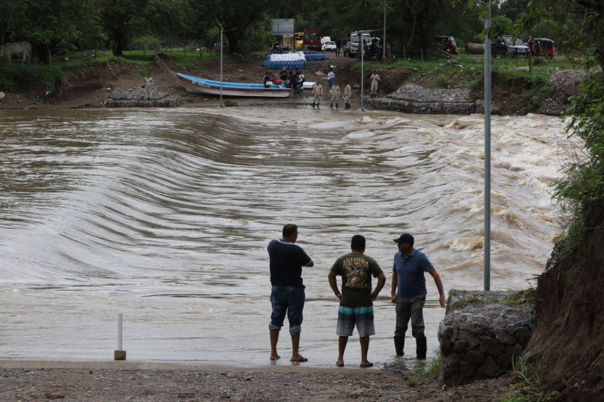 Las intensas lluvias en Honduras han dejado una persona muerta, más de 6.100 afectados y cientos de incomunicados por las inundaciones, informó este miércoles la Secretaría de Gestión de Riesgos y Contingencias Nacionales.