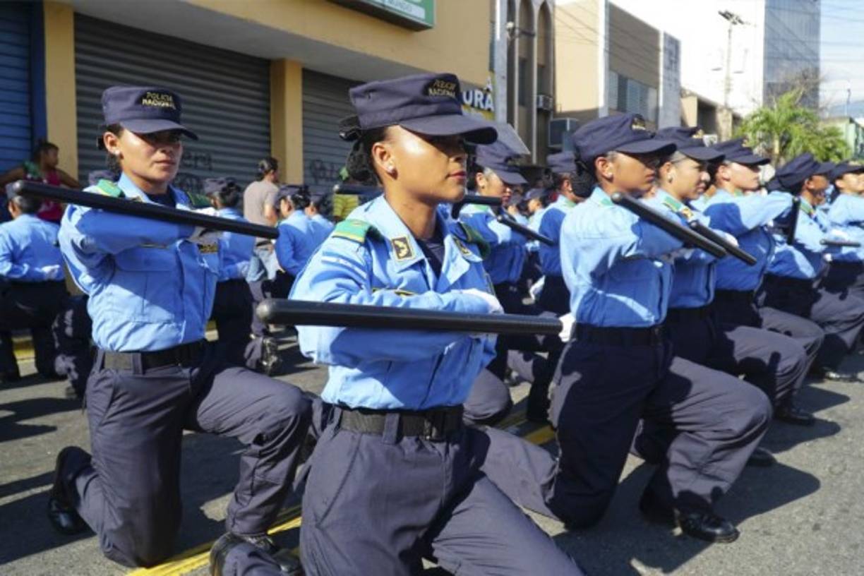 Las mujeres policía también desfilaron este viernes 15 de septiembre.