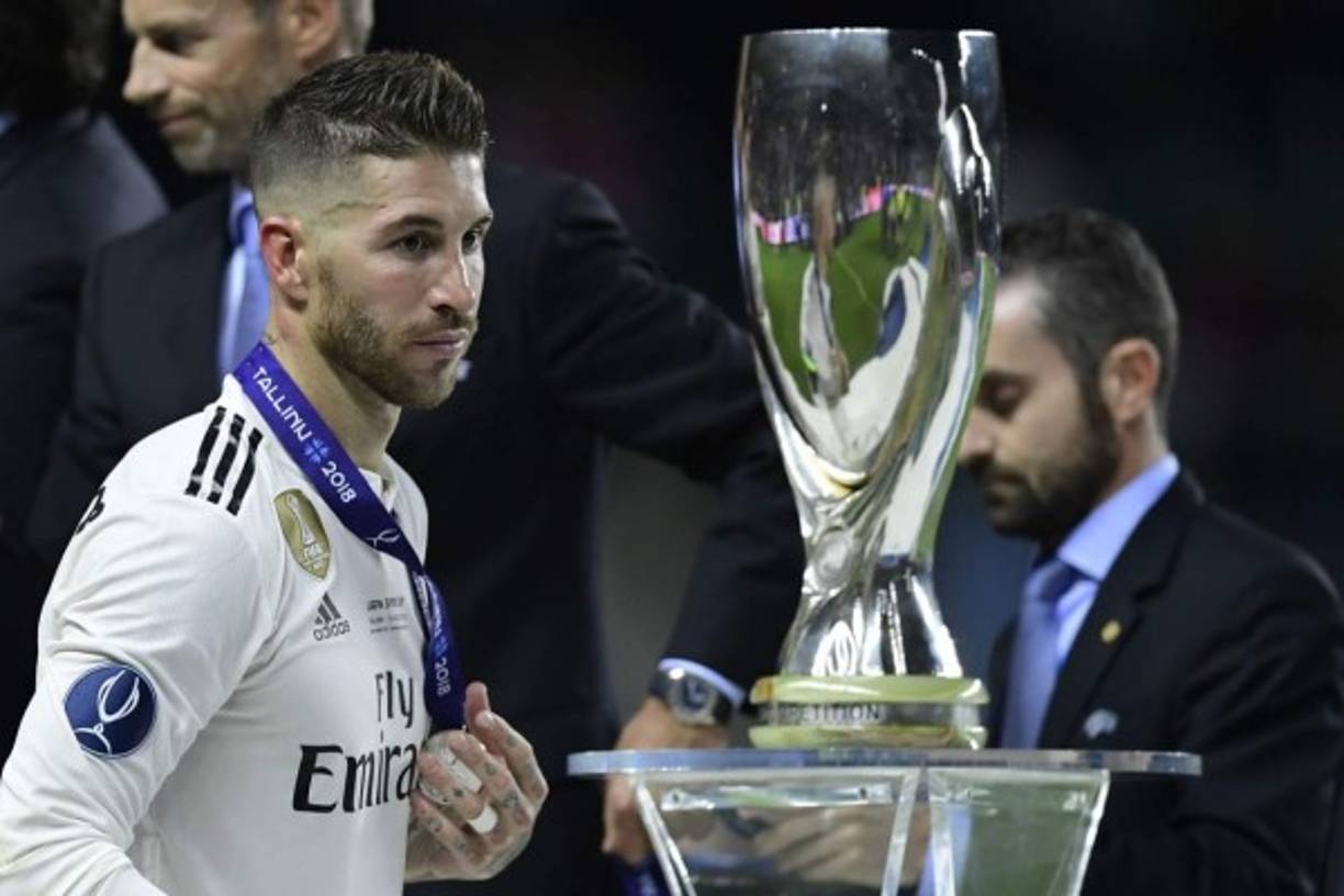 Sergio Ramos, triste por la derrota del Real Madrid, pasa a la par de la copa.