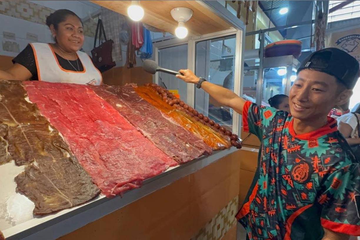 Este corredor filántropo no es nuevo en el ámbito de la colaboración social. Desde su llegada a Honduras, ha trabajado incansablemente en la construcción de escuelas en áreas rurales, y su maratón actual forma parte de ese esfuerzo. 