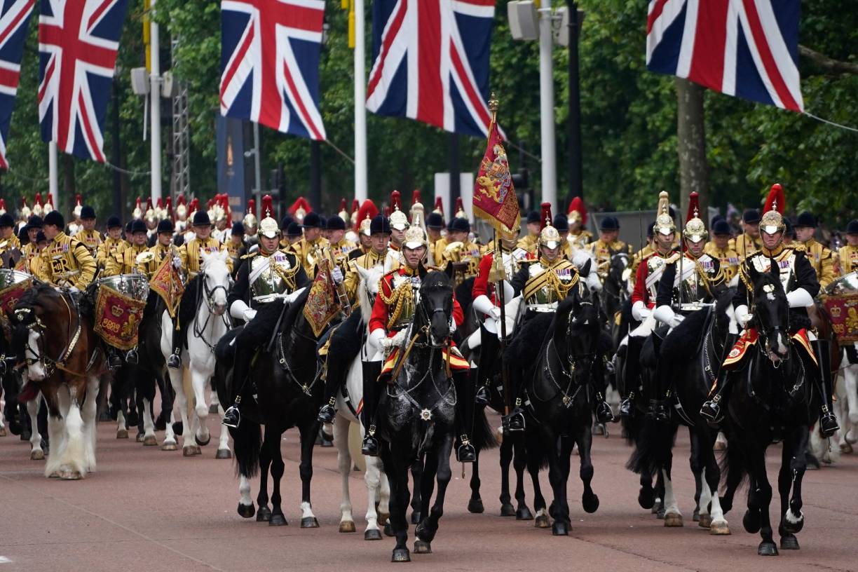 Un holograma de la Reina en una carroza de oro sorprende en desfile del Jubileo de Platino