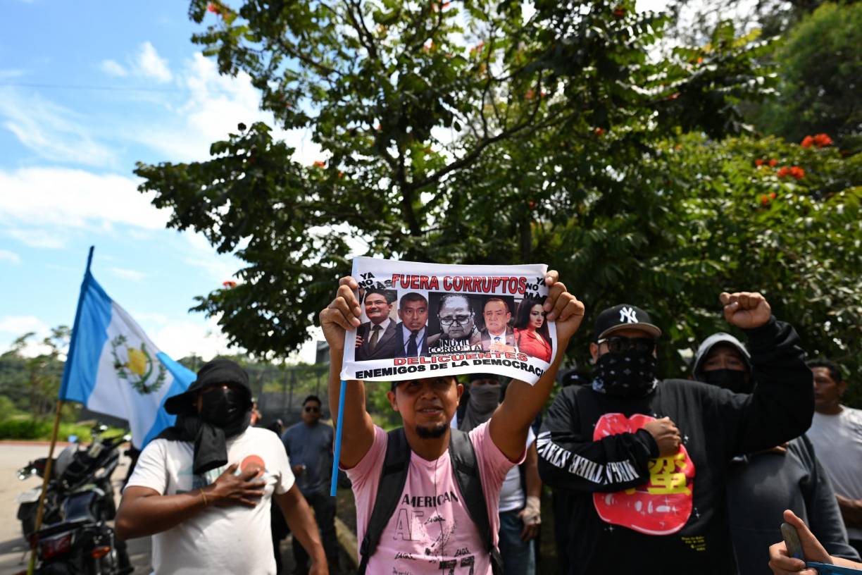 “¡Fuera corruptos!”, “¡Fuera golpistas!”, “¡Renuncien!”, decían pancartas que llevaban manifestantes frente a la Fiscalía y otras instituciones estatales, mientras hacían sonar silbatos y cornetas de plástico.