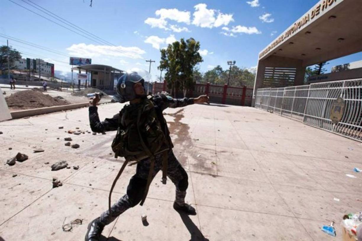 Estudiantes universitarios se enfrentan a la Policía este a la Policía para exigir justicia cuando se cumple un año del asesinato de la líder indígena y ambientalista Berta Cáceres, en Tegucigalpa (Honduras). EFE/Gustavo Amador
