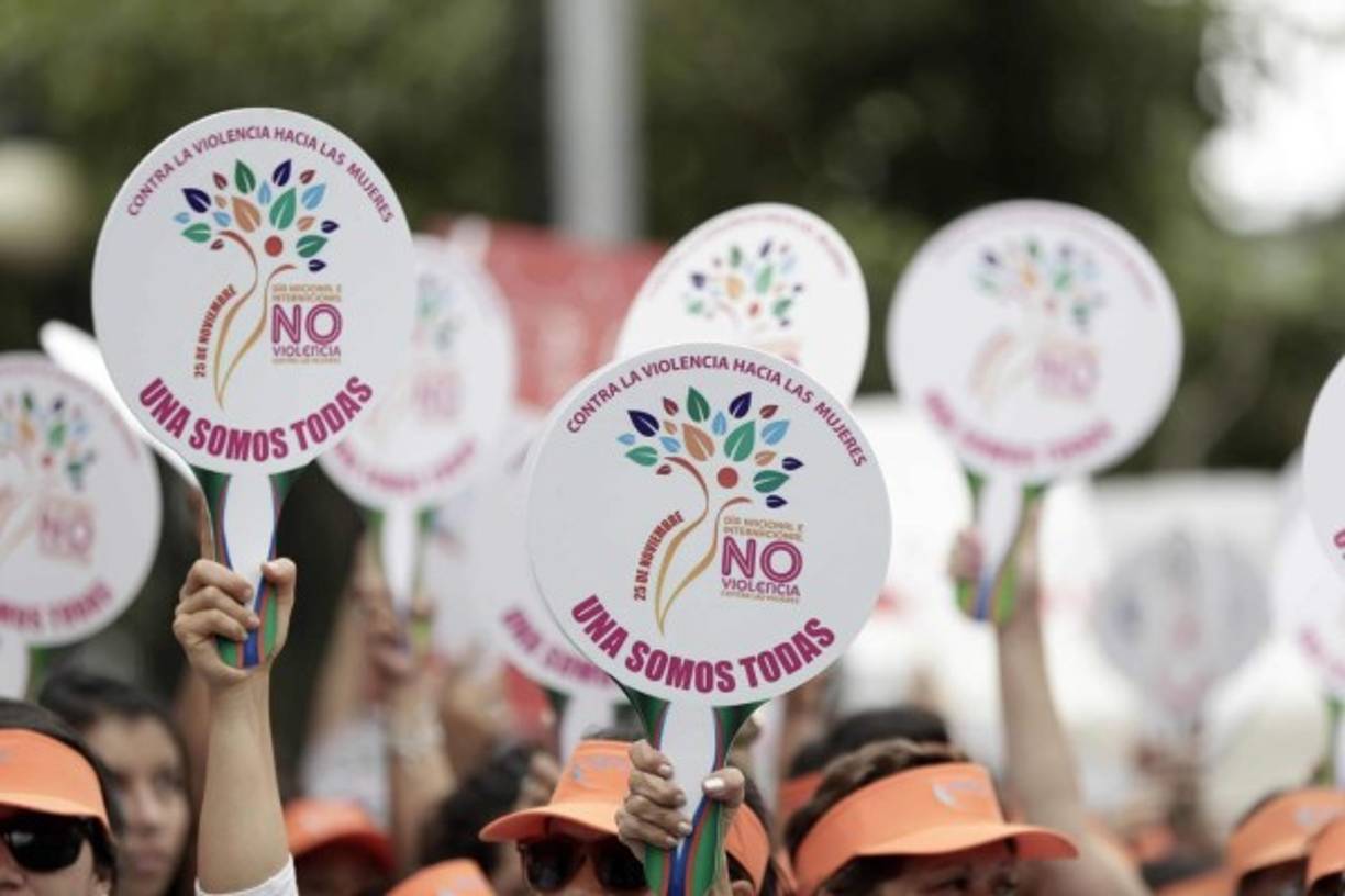 Costa Rica. Fin de la violencia contra mujeres. Activistas en una manifestación con motivo del Día Internacional de la Erradicación de la Violencia contra las Mujeres, en San José.